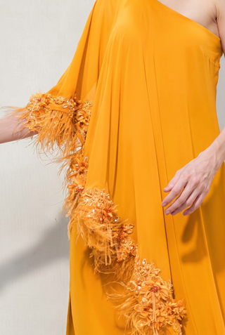 Vestido Kaftan com Plumas e Bordados