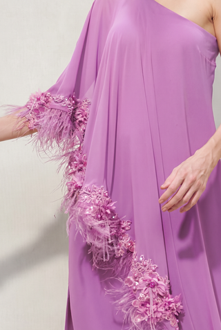 Vestido Kaftan com Plumas e Bordados