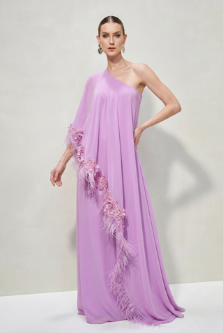 Vestido Kaftan com Plumas e Bordados