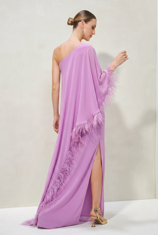 Vestido Kaftan com Plumas e Bordados