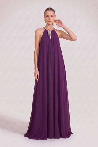 Vestido Fluido Com Broche Pavao Ametista - pose